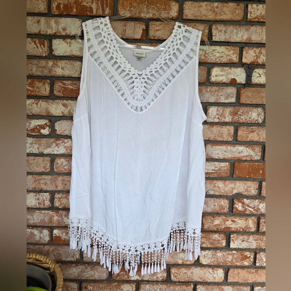 Nwt. AVENUE Blouse